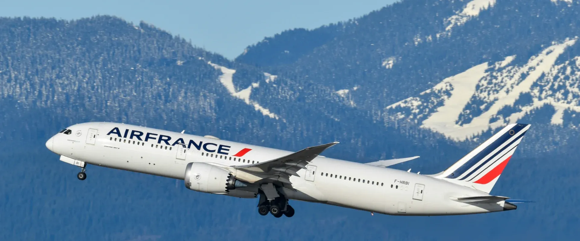 Air France Premium Economy vs. Business Class: Which is Right for You?